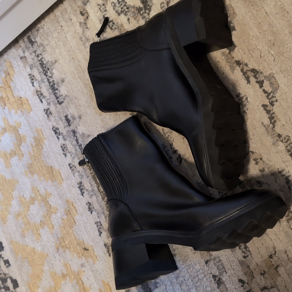 dolce Vita rain boots - Picture 2 of 3